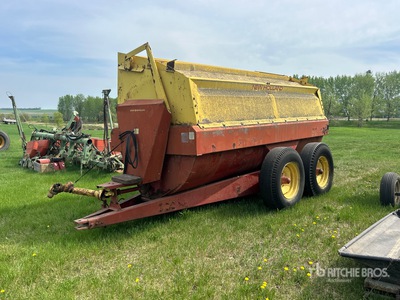 New Holland 1090 12 ft 6 in x 6 ft Feed Grinder