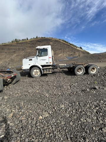 2006 Volvo VHD T/A Day Cab Truck Tractor 2006 Volvo VHD T/A Day Cab Truck Tractor