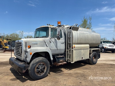 1987 Ford L8000 2400 gal 4x2 Camion à eau