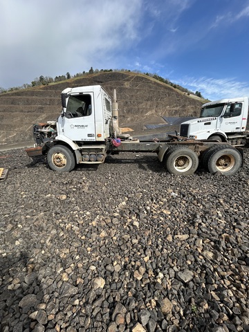 2006 Volvo VHD T/A Day Cab Truck Tractor 2006 Volvo VHD T/A Day Cab Truck Tractor