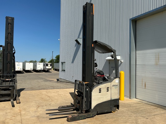 Crown RM6095S-45 4500 lb Reach Truck Crown RM6095S-45 4500 lb Reach Truck