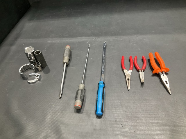 (305) Assorted Screwdrivers, (670) Assorted Sockets & Assorted Items