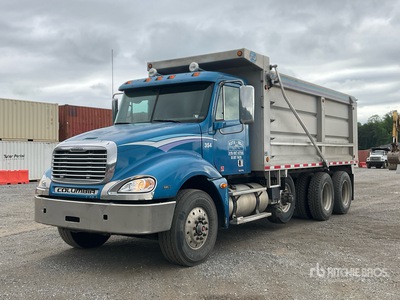 2009 Freightliner Columbia 120 8x4 Camion à benne basculante Tri/E