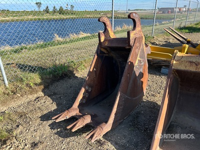 WBM 24 in Q/C Digging Excavator Bucket - Fits 320 Size Excavator