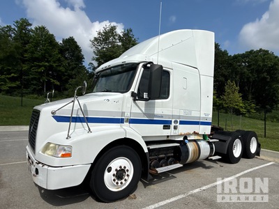 2014 Volvo VNM 6x4 تراكتور شاحنة كابينة النوم (ثنائية المحور)