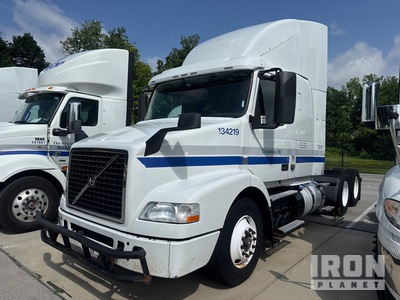 2015 Volvo VNM 6x4 تراكتور شاحنة كابينة النوم (ثنائية المحور)