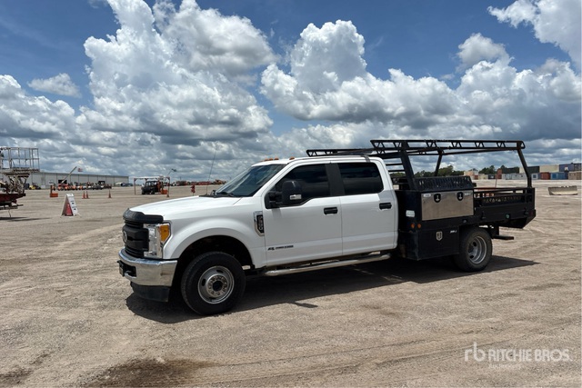 2017 Ford F-350 XL 4x4 Crew Cab Flatbed Truck