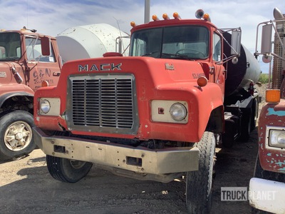 1977 Mack R686ST 6x4 Camion cisterna de agua