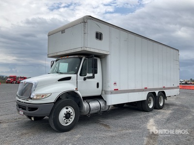 2017 International 4400 SBA 6x2 Camion con Caja Seca / Furgonetka
