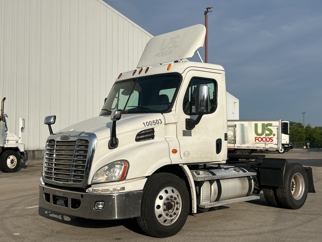 2014 Freightliner Cascadia 113 4x2 S/A Day Cab Truck Tractor