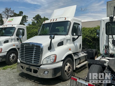 2017 Freightliner CA113 4x2 S/A Day Cab Truck Tractor