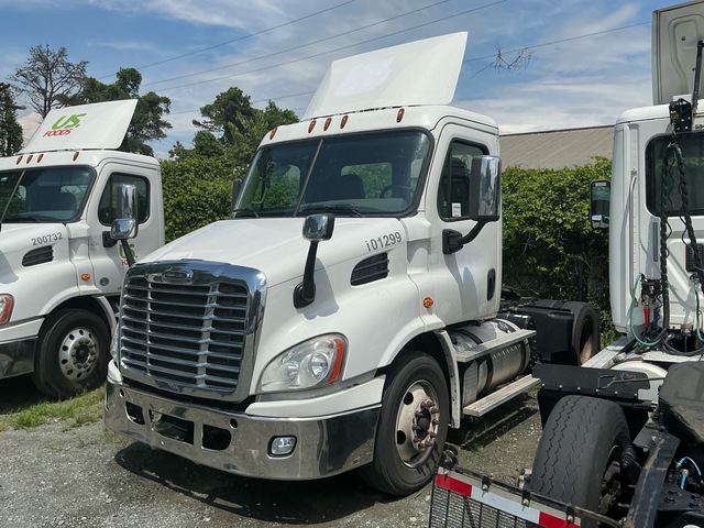 2017 Freightliner CA113 4x2 S/A Day Cab Truck Tractor