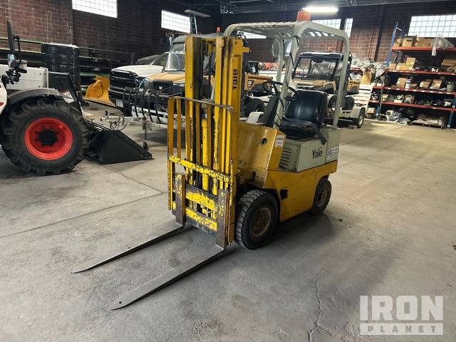 Yale GLP030UAT073P 2800 lb Pneumatic Tire Forklift