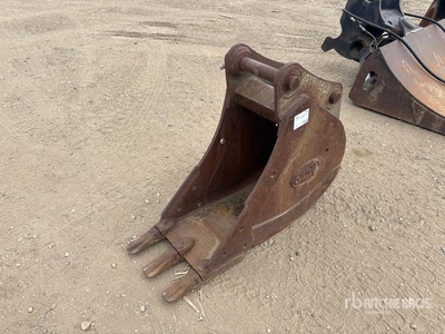 Geith 18 in V-Ditching Excavator Bucket - Fits 100 Series