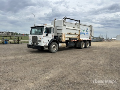 2015 Peterbilt 320 6x4 Side Loader Waste Collection Truck