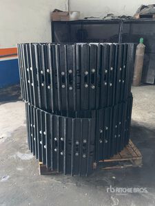 Quantity of (2) 23.5 in Zapatas con Cadena para Excavadora (Sin Usar) / Track Shoes (Unused)
