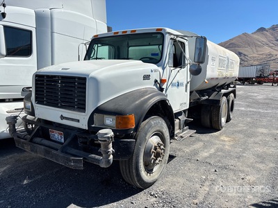 2001 International 4900 4000 gal 6x4 Camion cisterna de agua