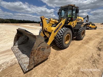 2023 Komatsu WA320-8 Pala gommata