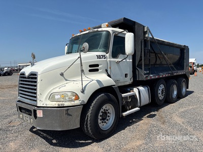 2011 Mack CXU613 8x4 Camion à benne basculante Tri/E