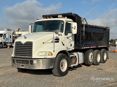 2011 Mack CXU613 8x4 Camion à benne basculante Tri/E