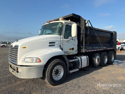 2011 Mack CXU613 8x4 Camion à benne basculante Tri/E