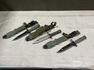 (24) Bayonet Knives w/Scabbards