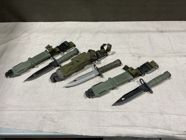 (24) Bayonet Knives w/Scabbards