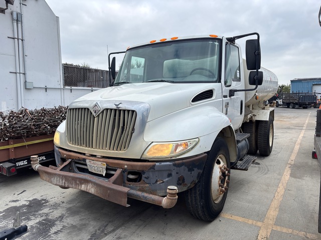 2005 International 4300 2000 gal 4x2 Water Truck