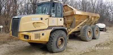 2004 John Deere 300D Articulated Dump Truck (Inoperable)
