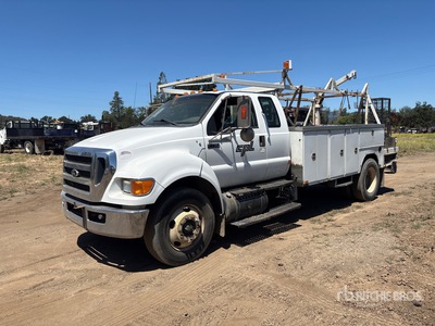 2013 Ford F-750 4x2 Extended Cab شاحنة متعددة الاغراض