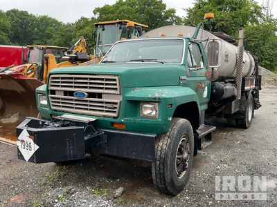 Etnyre Black-topper 1900 gal on 1990 Ford F-800 4x2 Camión distribuidor de asfalto