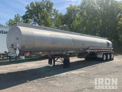 1999 Advance Engineered Products 10500 gal Tri/A Przyczepa cysterna