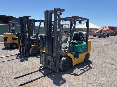 2002 Komatsu FG25ST-12 4480 lb Cushion Tire Chariot Élévateur (Inoperable)