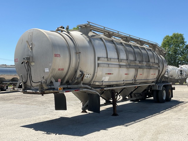 1981 Butler T/A Pneumatic Bulk Trailer