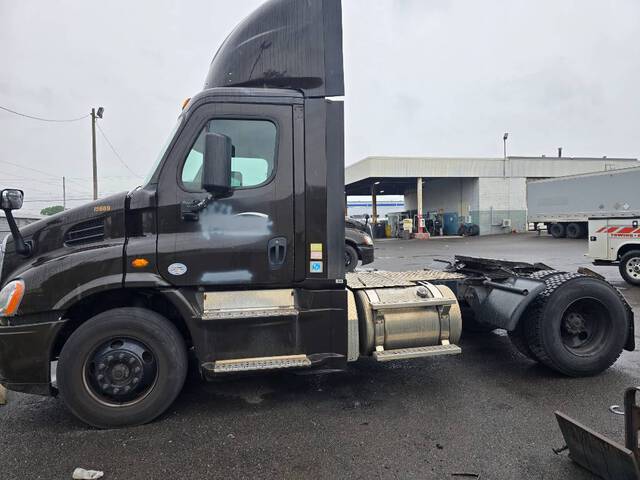 2017 Freightliner Cascadia 113 S/A Day Cab Truck Tractor