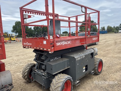 2018 Skyjack SJ6832 RT 4x4 Dual Fuel Piattaforma aerea verticale