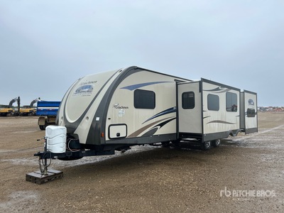 2013 Coachman Freedom Express 33 ft T/A Travel Trailer