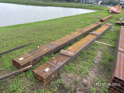 Quantity of (18) 2 1/2 in x 2 1/2 in x 24 ft Square Tube その他 - 店舗 & 倉庫