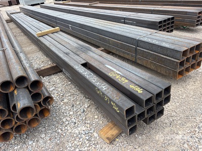 Quantity of (15) 2 1/2x2 1/2x1/4 Square Tubing Varios metales (Unused)