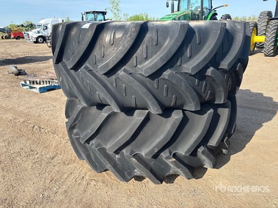 Quantity of (2) 710/70R38 Équipements pour pneus