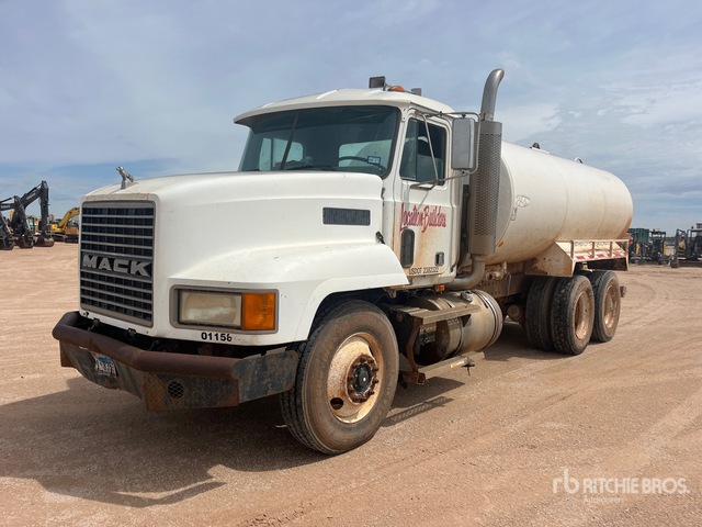 1990 Mack CH613 4000 gal 6x4 Water Truck