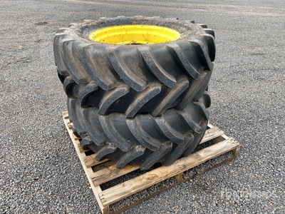 Quantity of (2) Firestone 440/65R24 Opony