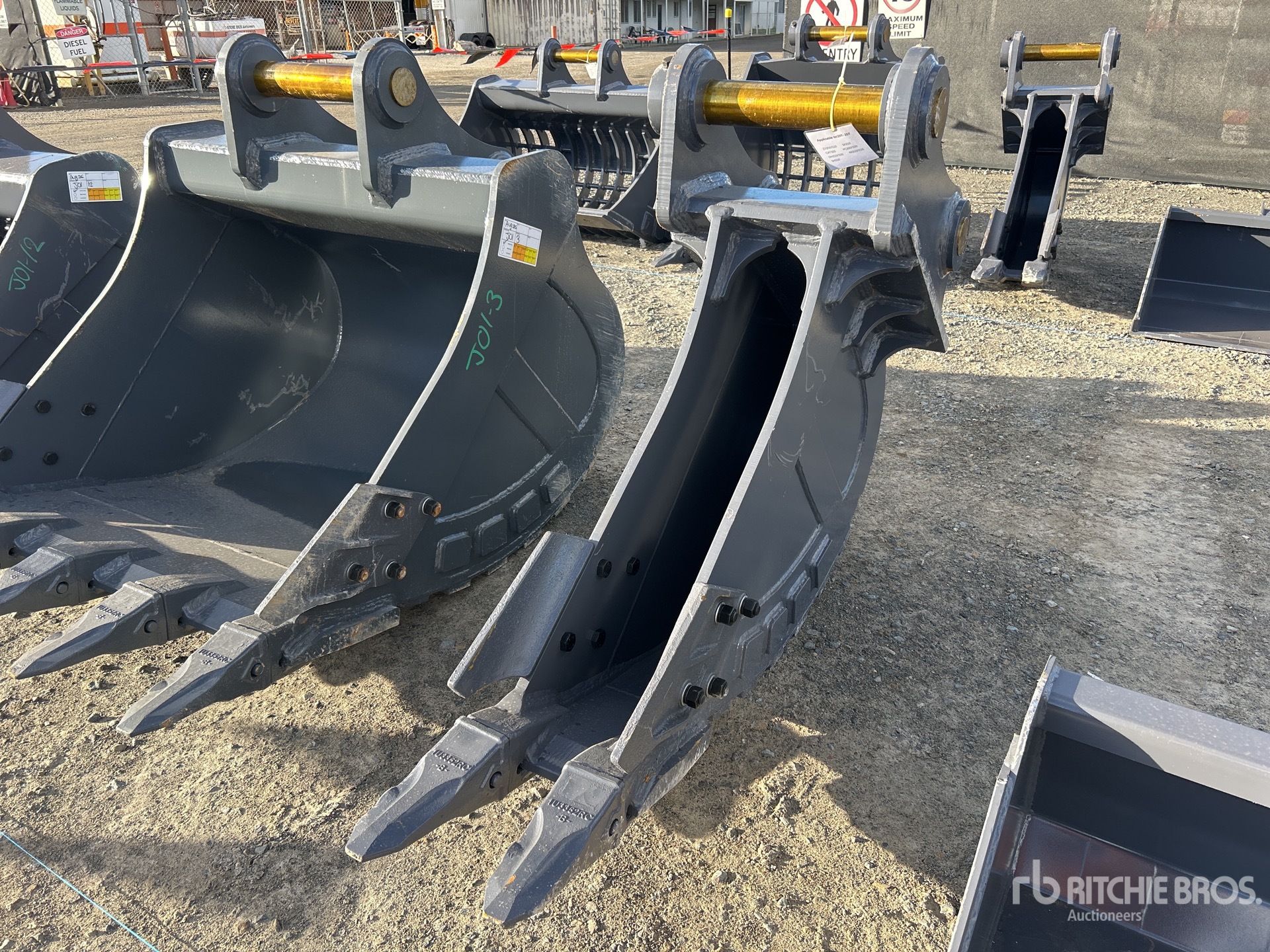 2026 Warrior 300 mm Q/C Digging Excavator Bucket - Fits 20 - 25 Ton (Unused)