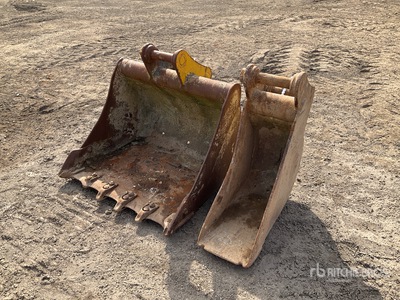 Quantity of (2) Digging 250mm & 900mm Excavator Bucket