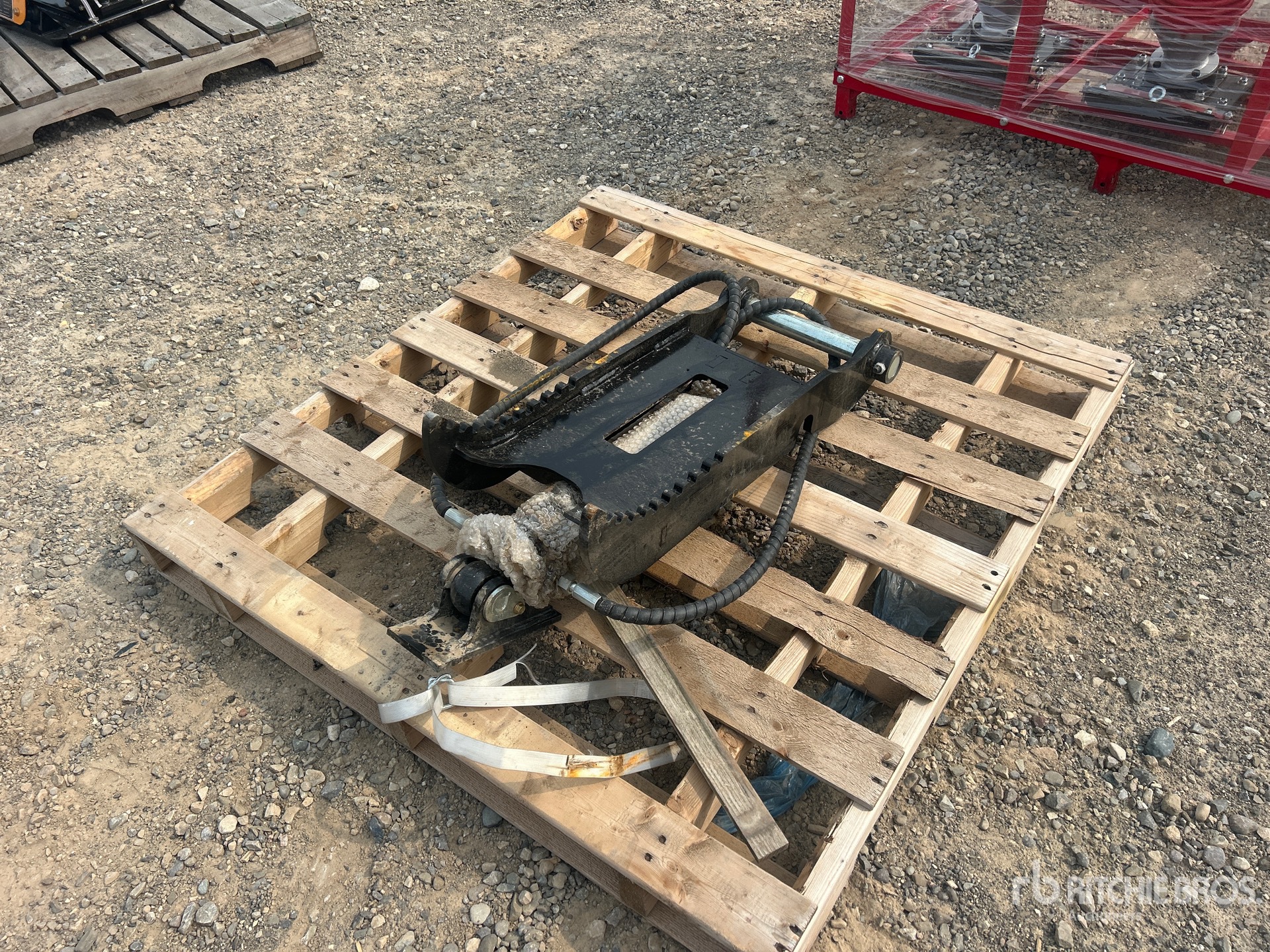 2026 GIYI GY-XJ3T 11 in Hydraulic Excavator Thumb (Unused)