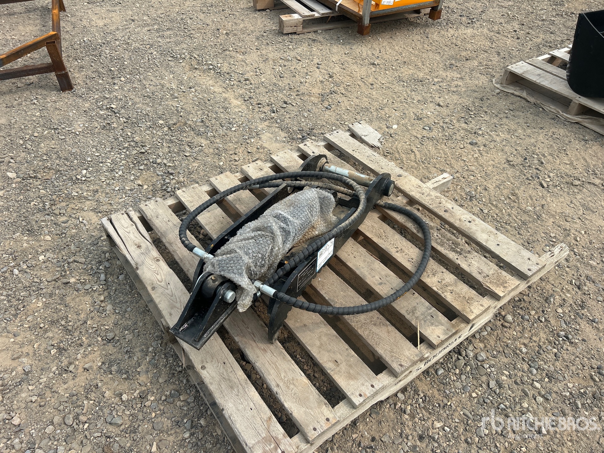 2026 GIYI GY-XJ3T 11 in Hydraulic Excavator Thumb (Unused)