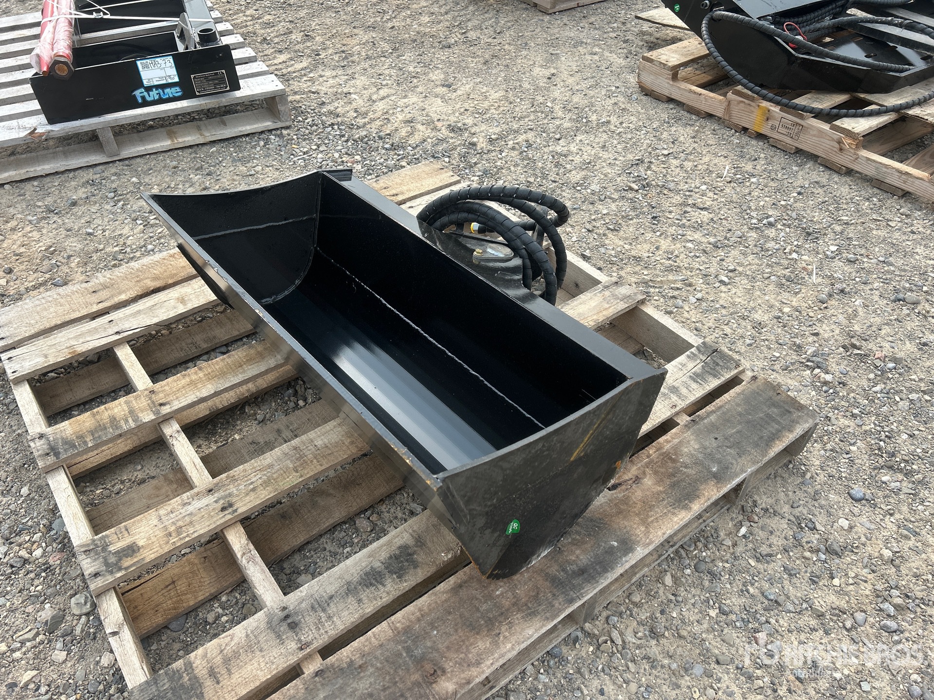 2026 GIYI GY-D3T 32 in Hydraulic Tilting Excavator Bucket (Unused)