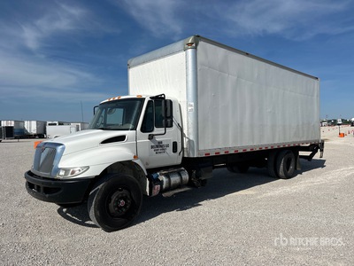 2018 International 4300 4x2 Furgoneta caja cerrada