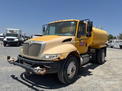 2011 International 4300 2000 gal 4x2 Water Truck