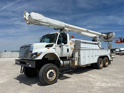 2008 Altec AM900-E100 700 lb Articulated Boom on 2009 International 7400 6x4 Boom Truck
